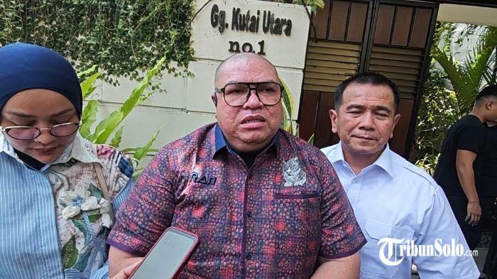 DESAK KEJAKSAAN - Ketua Umum Relawan Kami Jokowi-Gibran Razman Arif Nasution di kediaman Jokowi, Jumat (24/4/2026). Kasus Roy Suryo dkk soal ijazah Jokowi didesak segera disidangkan demi kepastian hukum.