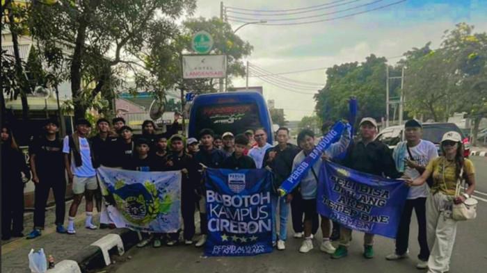 DUKUNG PERSIB - Bobotoh Kampus Cirebon berangkat ke Bandung untuk mendukung Persib Bandung saat menghadapi Arema FC pada pekan ke-29 Liga 1 2025-2026, Jumat (24/4/2026).