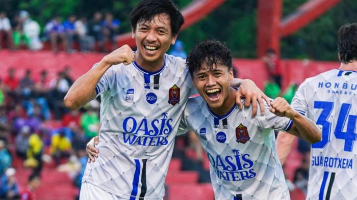 SELEBRASI - Pemain Persijap Jepara, Wahyudi Hamisi (kiri) dan Rendi Saepul (kanan) merayakan gol bersama saat menghadapi Semen Padang di Stadion Haji Agus Salim, pada pekan ke-28 Super League, Senin (20/4/2026) sore WIB.