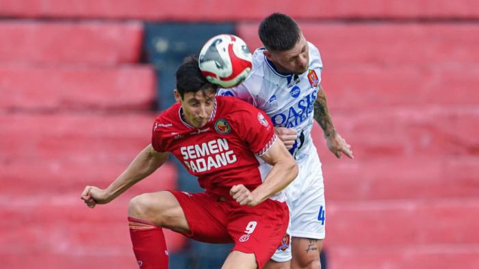 BERDUEL - Aksi penyerang Semen Padang, Guillermo Fernandez (kiri) berduel dengan bek Persijap Jepara, Jose Luis (kanan) dalam pertandingan pekan ke-28 Super League di Stadion Haji Agus Salim, pada Senin (20/4/2026) sore WIB.