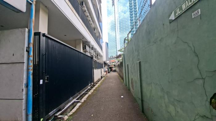 ART TEWAS - Lokasi dua ART lompat dari rumah kost di Jalan Walahar Buntu, Bendungan Hilir (Benhil), Tanah Abang, Jakarta Pusat pada Jumat (24/4/2026) siang. Dua ART tersebut diduga kabur dari majikan dengan melompat dari lantai 4 kos, satu orang tewas dan satu orang terluka.
