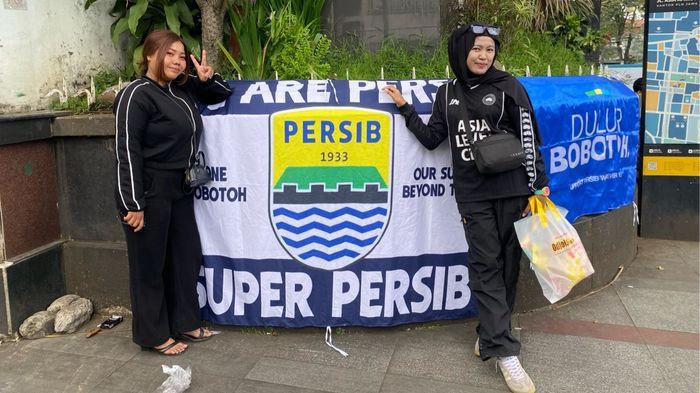 SAMBUT AREMANIA - Bobotoh geulis (kanan-kiri) Herbie dan Mira saat menunggu kedatangan Aremania di kawasan Jalan Asia Afrika, Kota Bandung, Jumat (24/4/2026).