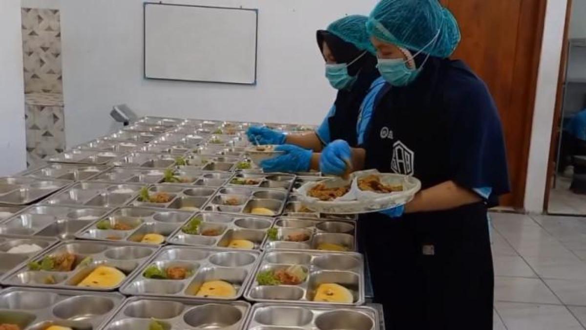 PROSES MASAK MBG -  Ilustrasi proses pemasakan MBG. Suasana petugas kesehatan Puskesmas Ngawen saat sidak di SPPG Ngawen 1, Blora, Jawa Tengah, Senin (22/9/2025).