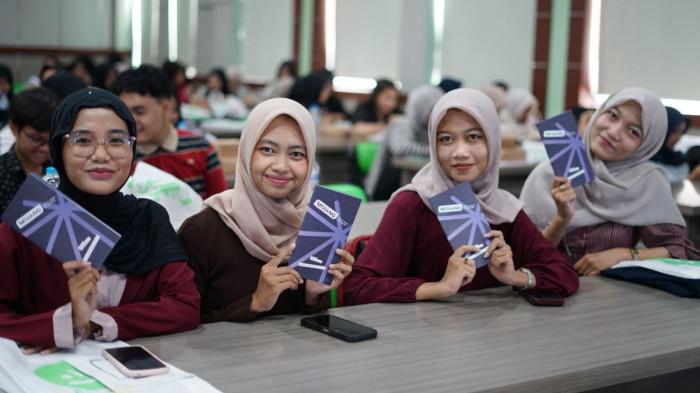 LITERASI KEUANGAN - Easycash bersama International Association of Registered Financial Consultants (IARFC) Indonesia gelar diseminasi MOJANG dan adakan diskusi literasi keuangan di Universitas Negeri Surabaya.