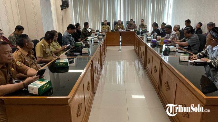 MEDIASI - Ilustrasi mediasi pengelola warung mie babi dan warga Desa Parangjoro, Kecamatan Grogol, Kabupaten Sukoharjo pada Selasa (21/4/2026). Polemik warung mie babi di Desa Parangjoro, Kabupaten Sukoharjo, masih belum menemukan titik terang meski sudah dilakukan mediasi oleh Pemerintah Kabupaten Sukoharjo.