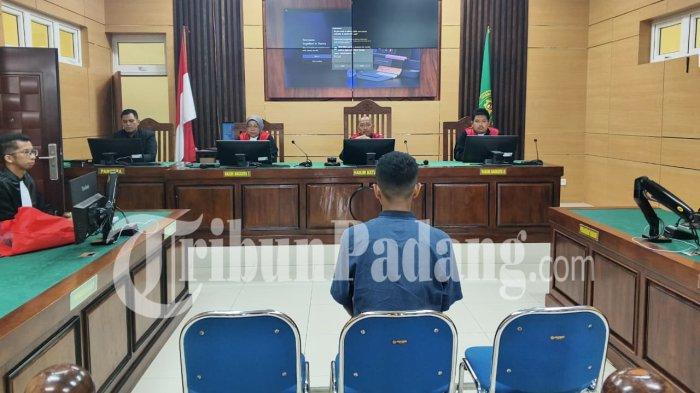 SIDANG KASUS PEMBUNUHAN- Terdakwa kasus dugaan pembunuhan berencana disertai mutilasi, Satria Jhuwanda Putra alias Wanda, mengikuti sidang di Pengadilan Negeri Pariaman, Selasa (21/4/2026).
