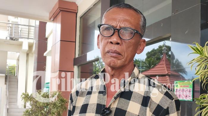 SIDANG KASUS PEMBUNUHAN- Ayah korban Septia Adinda, Dasrizal, menghadiri sidang lanjutan kasus dugaan pembunuhan berencana disertai mutilasi di Pengadilan Negeri Pariaman, Selasa (21/4/2026). Ia menyayangkan penundaan sidang yang telah terjadi tiga kali dan berharap terdakwa dijatuhi hukuman mati.