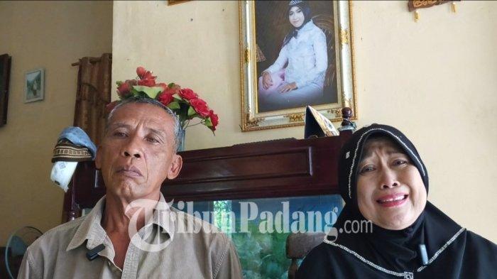 KASUS PEMBUNUHAN- Dasrizal (kanan) bersama Wenni (kiri), orang tua dari Septia Adinda saat ditemui di rumahnya Kecamatan Lubuk Alung, Kabupaten Padang Pariaman, Jumat (24/4/2026).