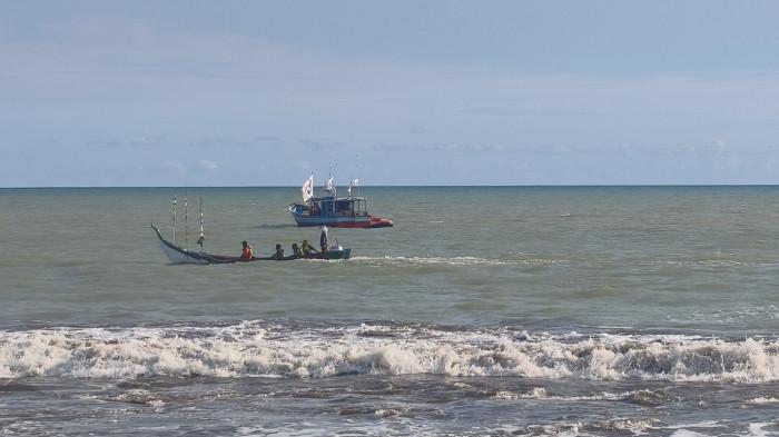 PENCARIAN ORANG HILANG- Proses pencarian korban hanyut menggunakan perahu karet tim gabungan dan perahu nelayan di hari kelima, Pantai Ujung Karang, belakang kampus UBH, Kecamatan Padang Utara, Kota Padang, Rabu (22/4/2026).