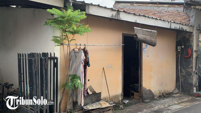 SEDERHANA - Lahan fasilitas umum (fasum) di RT 02 RW 14 Kelurahan Pucangsawit, Kecamatan Jebres, Kota Solo, Jumat (24/4/2026). Lahan yang semula direncanakan sebagai tempat penyimpanan barang inventaris warga, kini justru menjadi tempat tinggal seorang lansia, Mbah Painah (74).