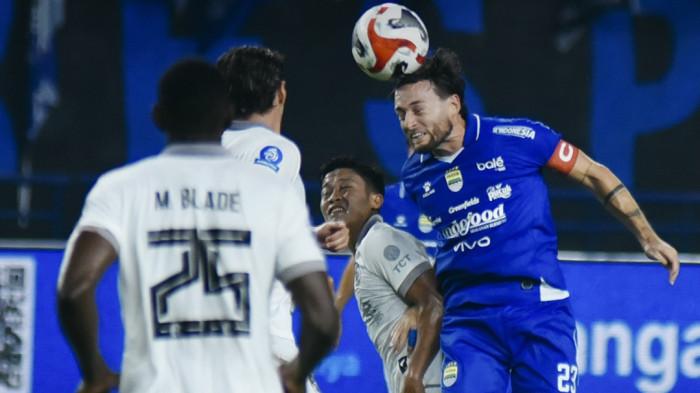 BERDUEL - Aksi gelandang Persib Bandung, Marc Klok (paling kanan) berusaha menanduk bola dalam pertandingan melawan Arema FC di Stadion Gelora Bandung Lautan Api (GBLA), pada pekan ke-29 Super League, Jumat (24/4/2026) malam WIB.