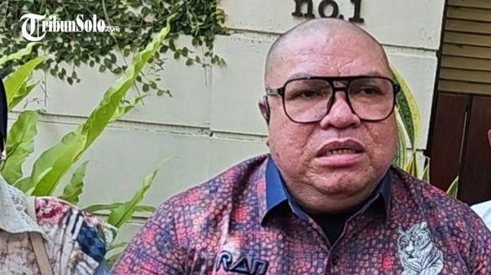 TANGGAPI SOAL JK - Ketua Umum Relawan Kami Jokowi-Gibran Razman Arif Nasution di kediaman Jokowi, Jumat (24/4/2026). Polemik mengenai siapa yang berjasa dalam perjalanan politik Presiden ke-7 RI Joko Widodo (Jokowi) kembali mencuat.