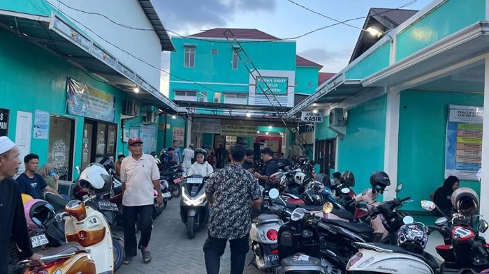 KERACUNAN MBG- Petugas dari Loka POM Tabalong diterjunkan ke rumah sakit Mulia tempat dirawat puluhan siswa yang diduga alami keracunan MBG, Kamis (23/4/2026).