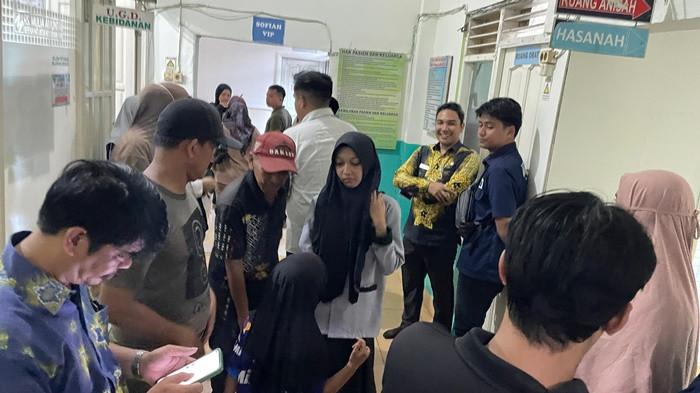 KERACUNAN MAKANAN- Suasana di RS Mulia setelah adanya puluhan siswa SMKN 1 Amuntai yang diduga keracunan makanan yang diduga berasal dari paket MBG yang mereka konsumsi, Kamis (23/4/2026).