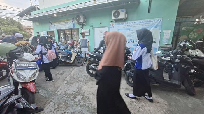 Suasana Rumah Sakit Mulia Amuntai, HSU terlihat ramai setelah puluhan siswa SMKN 1 Amuntai diduga mengalami keracunan makanan  dari paket MBG yang mereka konsumsi, Kamis (23/4/2026).