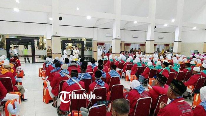IBADAH HAJI - Ilustrasi jemaah calon haji yang tiba di Asrama Haji Donohudan, Ngemplak, Boyolali, beberapa waktu lalu. Kabar duka datang dari jemaah calon haji (JCH) Embarkasi Solo. Seorang jemaah asal Kabupaten Tegal, Rodiyah Wayan (68), dilaporkan meninggal dunia di Madinah, Arab Saudi.