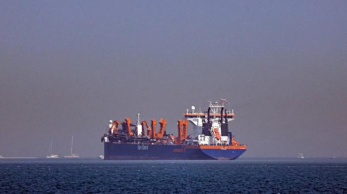 Blokade Selat Hormuz menyebabkan banyak kapal kargo menunda pelayarannya dan melepas jangkar di perairan sekitar Timur Tengah seperti tampak dalam foto.