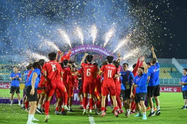 Các cầu thủ Việt Nam ăn mừng chức vô địch U17 Đông Nam Á 2026, trên sân Gelora Delta ở Indonesia ngày 24/4/2026. Ảnh: Đoàn Huynh