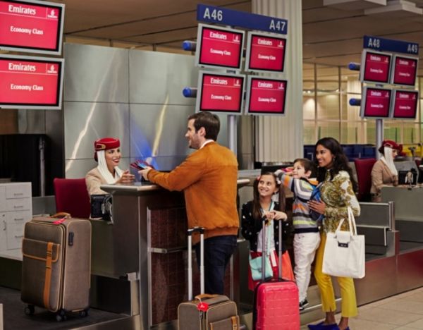 Nhân viên hãng Emirates đang hướng dẫn khách làm thủ tục. Ảnh: Emirates