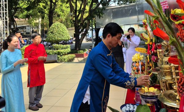 Hiệu trưởng Trường THPT Hùng Vương: cái cây muốn vượt qua dông gió phải có rễ bền - Ảnh 1.