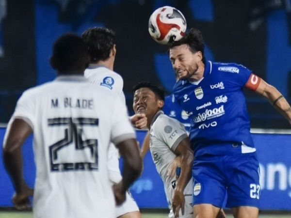 Suasana pertandingan antara Persib Bandung vs Arema FC pada laga pekan ke-29 Super League 2025-2026 di Stadion Gelora Bandung Lautan Api (GBLA), Bandung, pada Jumat (24/4/2026).