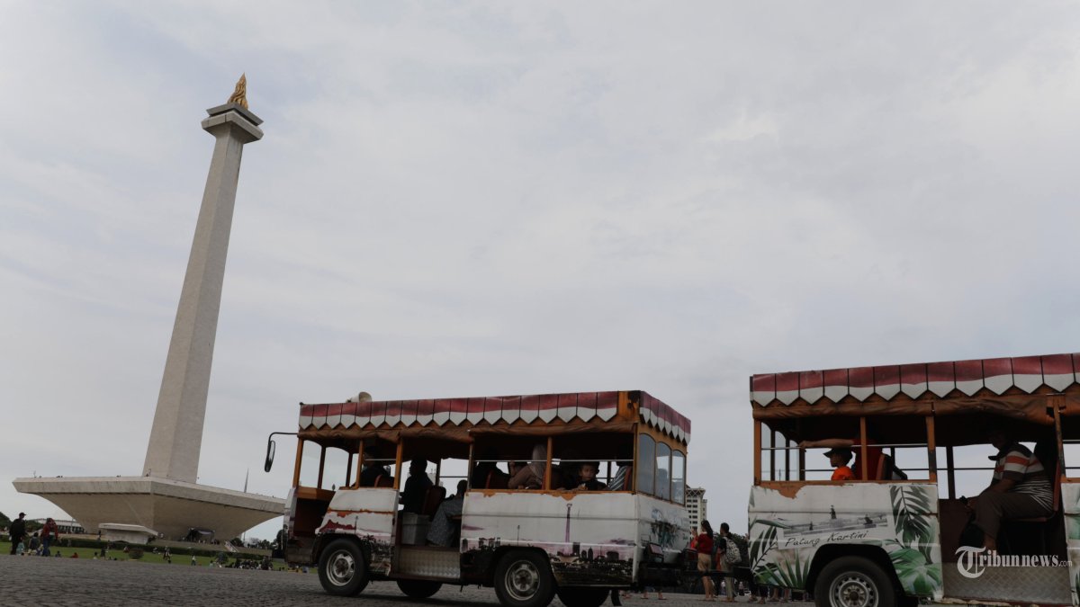 LIBURAN - Warga beraktivitas saat libur Lebaran di Monumen Nasional (Monas), Jakarta, Senin (23/3/2026). Monas yang merupakan Ikon Ibu Kota menjadi salah satu tujuan wisata untuk mengisi libur lebaran. TRIBUNNEWS/IRWAN RISMAWAN