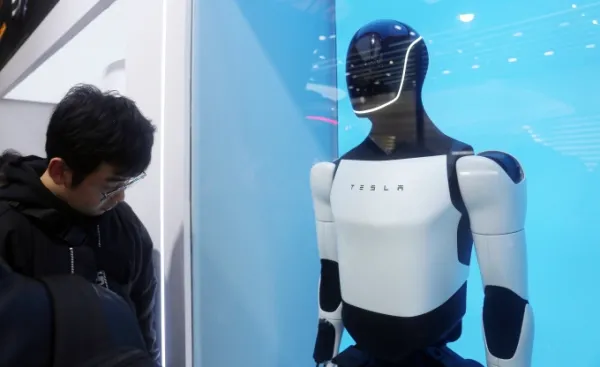 Robot hình người Optimus Gen 3 của Tesla trưng bày tại Thượng Hải, Trung Quốc ngày 15/3. Ảnh: Reuters