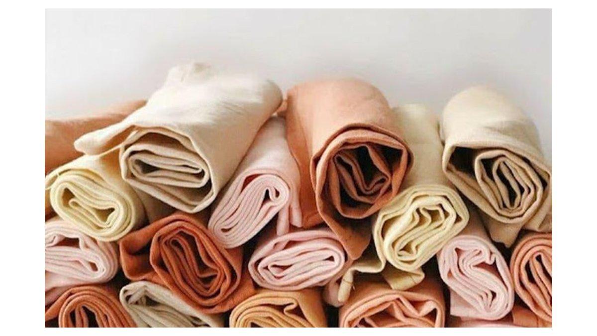 Ilustrasi tips outfit nyaman di cuaca panas dengan memilih bahan yang breathable