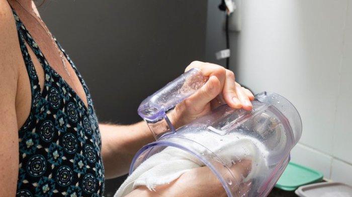 Setelah digunakan, cuci blender agar sisa makanan yang tertinggal tidak mengganggu kinerja blender untuk digunakan setelahnya.