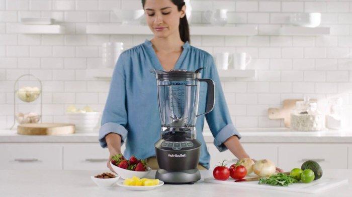 Potong berbagai bahan kecil-kecil sebelum dimasukan ke dalam blender.