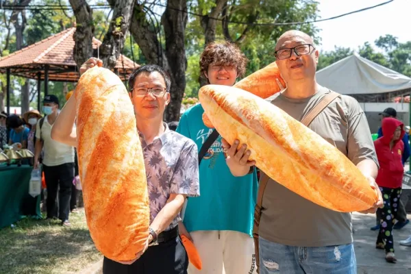 Khách ùn ùn đổ về Lễ hội bánh mì Việt Nam, doanh nghiệp nào cũng bán ra cả ngàn ổ - Ảnh 4.