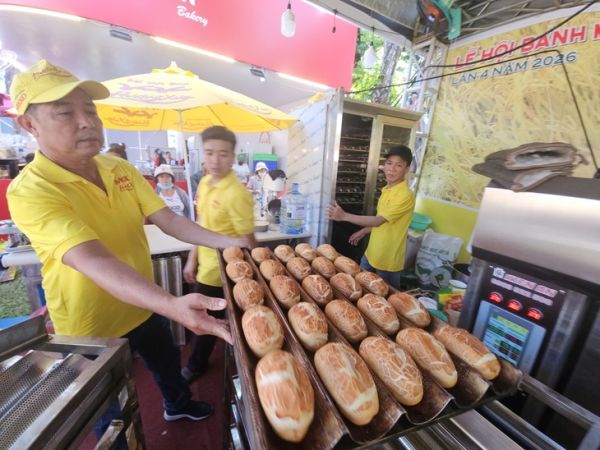 Khách ùn ùn đổ về Lễ hội bánh mì Việt Nam, doanh nghiệp nào cũng bán ra cả ngàn ổ - Ảnh 11.