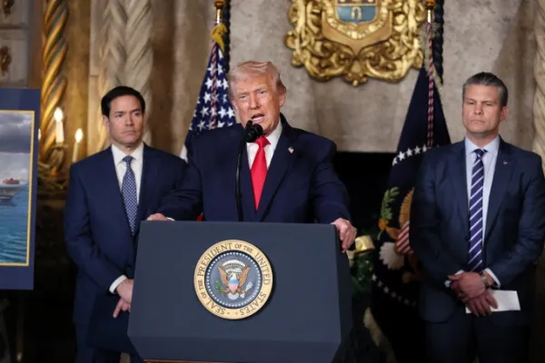Tổng thống Mỹ Donald Trump (giữa), Ngoại trưởng Marco Rubio (trái) và Bộ trưởng Quốc phòng Pete Hegseth tại cuộc họp báo ở Palm Beach, bang Florida ngày 22/12/2025. Ảnh: Reuters