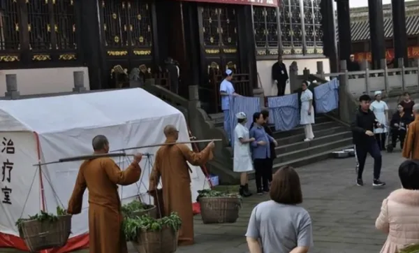 Mọi không gian trong chùa La Hán, tỉnh Tứ Xuyên thành nơi đỡ đẻ, chăm sóc các sản phụ và trẻ nhỏ. Ảnh: 163.com