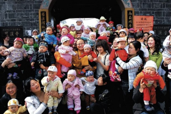 Năm 2010, sư thầy Suquan chụp ảnh cùng 108 đứa trẻ được sinh ra tại chùa La Hán, tỉnh Tứ Xuyên sau trận động đất năm 2008. Ảnh: 163.com