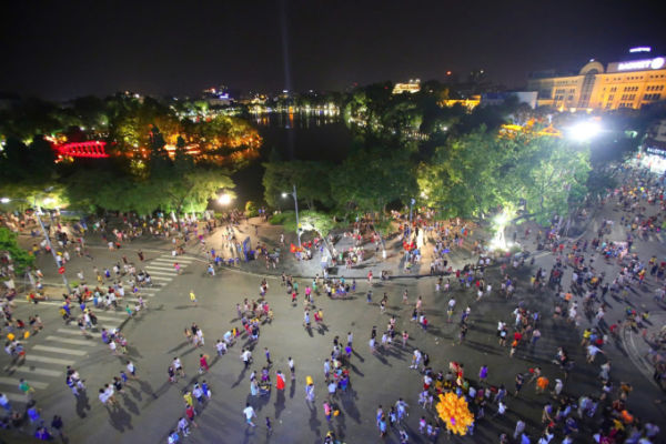 Không gian đi bộ Hồ Gươm được tổ chức từ năm 2016 là điều kiện thuận lợi để thành phố thí điểm vùng phát thải thấp tại vùng lõi Hoàn Kiếm. Ảnh: Ngọc Thành