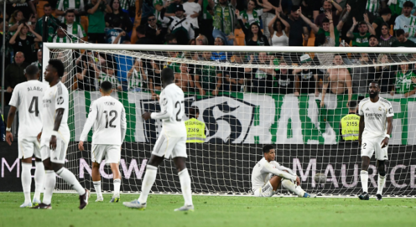 Phản ứng của các cầu thủ Real sau bàn gỡ của Betis. Ảnh: AS