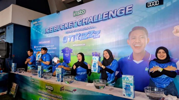 ICE BUCKET CHALLENGE - Kemeriahan Ice Bucket Challenge di Booth Insto saat laga Persib Bandung vs Arema FC di Stadion Gelora Bandung Lautan Api (GBLA).
