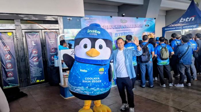 ICE BUCKET CHALLENGE - Kemeriahan Ice Bucket Challenge di Booth Insto saat laga Persib Bandung vs Arema FC di Stadion Gelora Bandung Lautan Api (GBLA).