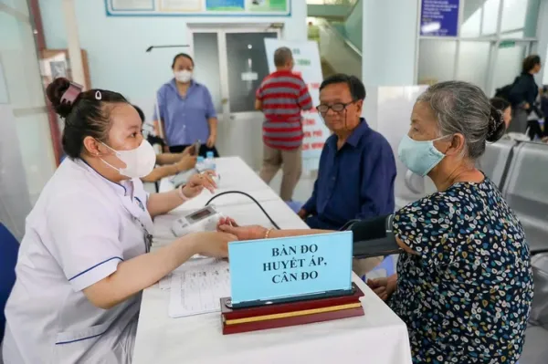 Sở Y tế TP.HCM cập nhật danh sách mới nhất khám bảo hiểm y tế ban đầu ở TP.HCM - Ảnh 1.