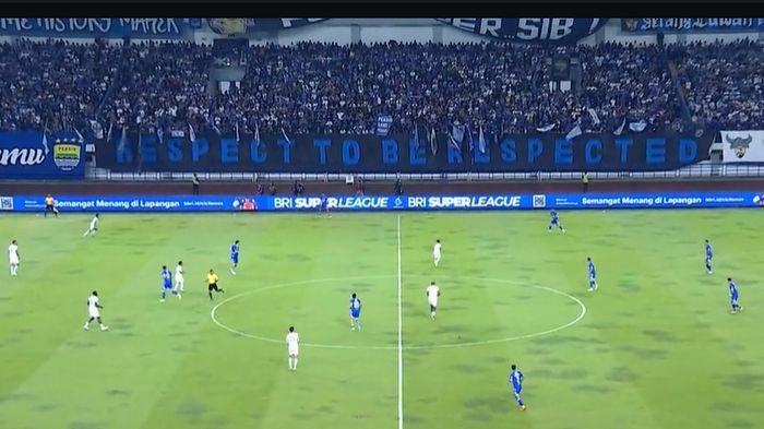 IMBANG - Persib Bandung berat menghadapi sisa 5 laga Super League Indonesia musim 2025-2026 seusai ditahan imbang Arema FC di pekan ke-29 di Stadion Gelora Bandung Lautan Api (GBLA), Jumat (24/2/2026) malam.