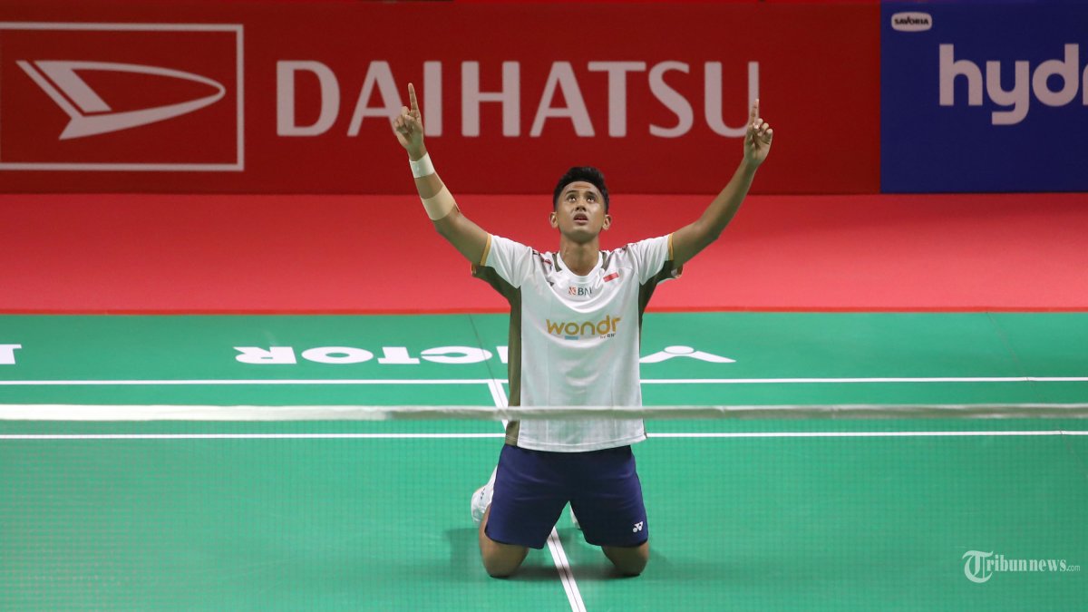 INDONESIA MASTERS 2026 - Selebrasi pebulu tangkis tunggal putra Indonesia Alwi Farhan usai mengalahkan lawannya asal Thailand, Panitchaphon Teeraratsakul pada babak final Daihatsu Indonesia Masters 2026 di Istora Senayan, Jakarta, Minggu (25/1/2026). Alwi menjadi juara turnamen tersebut setelah menang dengan skor 21-5, 21-6.TRIBUNNEWS/HERUDIN