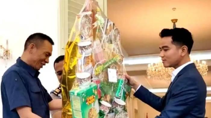 PARSEL - Wakil Presiden RI Gibran Rakabuming Raka saat memberikan parsel kepada Rismon Sianipar. Kubu Roy Suryo malah meradang.