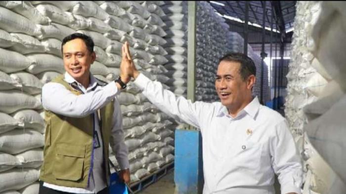 STOK AMAN - Direktur Utama Perum BULOG, Letnan Jenderal TNI (Purn) Dr. Ahmad Rizal Ramdhani, S.Sos., S.H., M.Han, menyampaikan capaian tersebut saat mendampingi Menteri Pertanian Andi Amran Sulaiman dalam inspeksi mendadak (sidak) ke Gudang Filial BULOG Cabang Karawang. Perum Bulog mencatat 5 juta stok beras secara nasional. Di Perum Bulog Kantor Cabang Ponorogo juga mencatat stok di gudang 65.257 ton beras