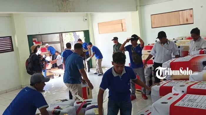 KOPER. Koper jemaah calon haji tiba di asrama haji Donohudan, Kecamatan Ngemplak, Senin (20/4/2026). Pemeriksaan koper JCH ini akan dilakukan jelang keberangkatan.