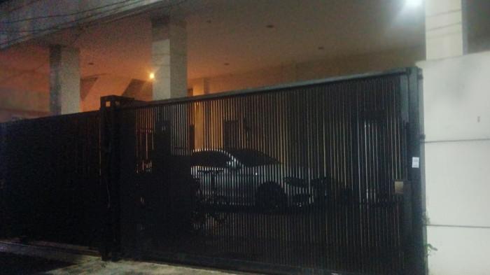 ART LOMPAT- Penampakan rumah tempat dua orang asisten rumah tangga (ART) perempuan loncat dari lantai 4 saat dipantau pada Kamis (23/4/2026). Rumah yang juga digunakan sebagai tempat kos itu berada di kawasan Bendungan Hilir, Kecamatan Tanah Abang, Jakarta Pusat.(Kompas.com/Dian Erika)