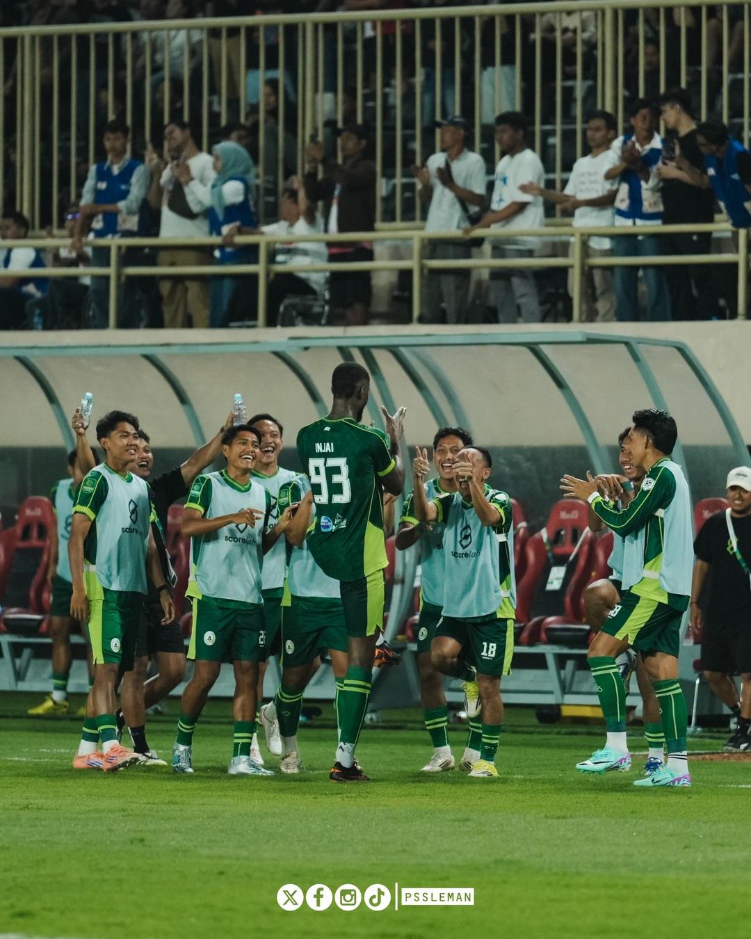 PERAYAAN GOL - Frederic Injai (tengah) berselebrasi dengan para pemain PSS Sleman setelah mencetak gol ke gawang Persiku Kudus pada pekan 25 Liga 2 2025/2026 di Stadion Maguwoharjo, Yogyakarta, Senin (20/4) malam WIB.