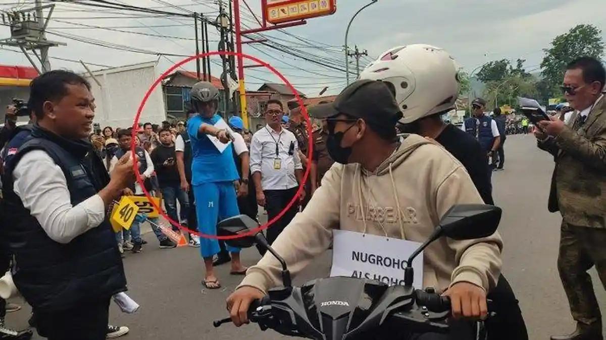 PENEMBAKAN SISWA SMK - Adegan Aipda Robig Zaenudin (38) menembak tiga pelajar SMKN 4 Semarang masing-masing Gamma atau GRO (17), SA (17) dan AD (16) di depan Alfamart Jalan Candi Penataran Raya, Ngaliyan, Kota Semarang, Senin (30/12/2024).