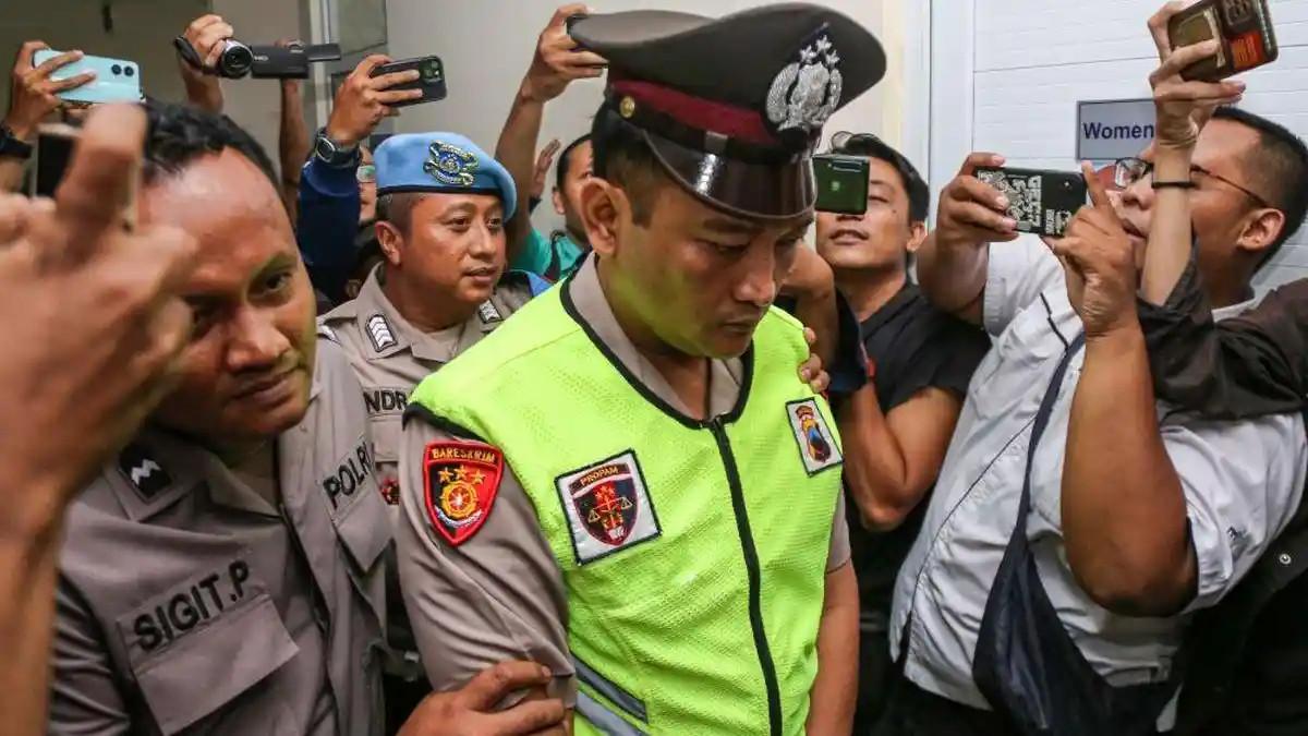 TERPIDANA KASUS PENEMBAKAN - Foto Aipda Robig Zainudin (tengah) digiring petugas memasuki ruang sidang kode etikdi Mapolda Polda Jateng, Semarang, Jawa Tengah, Senin (9/12/2024).