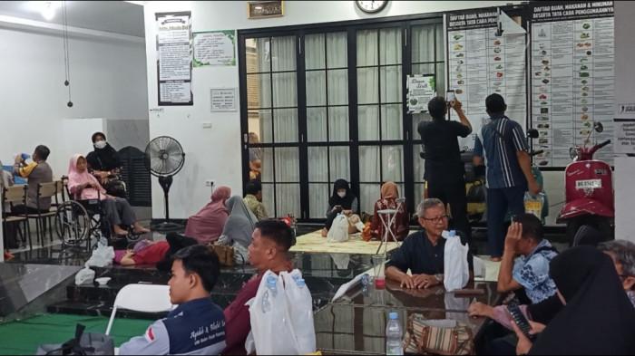 BEROBAT - Sejumlah Pasien Saat Berobat. Mengintip Pengobatan Ferizka Utami, Praktisi Totok Sirih di Palembang, Sempat Viral Usai Terapi Bayi